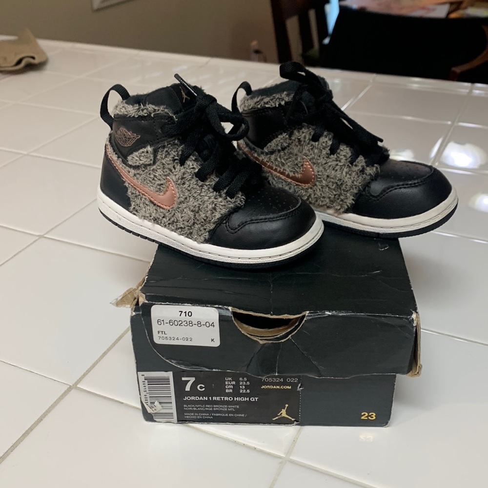 7c Jordan1 Retro High GT black, faux fur and rose gold in nearly new condition.